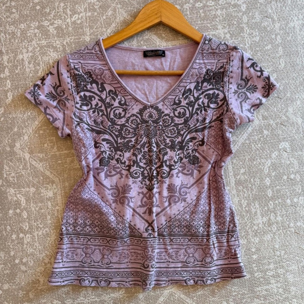 Vanilla Sugar Lavender V-Neck Short Sleeve Tee with Gray Graphic